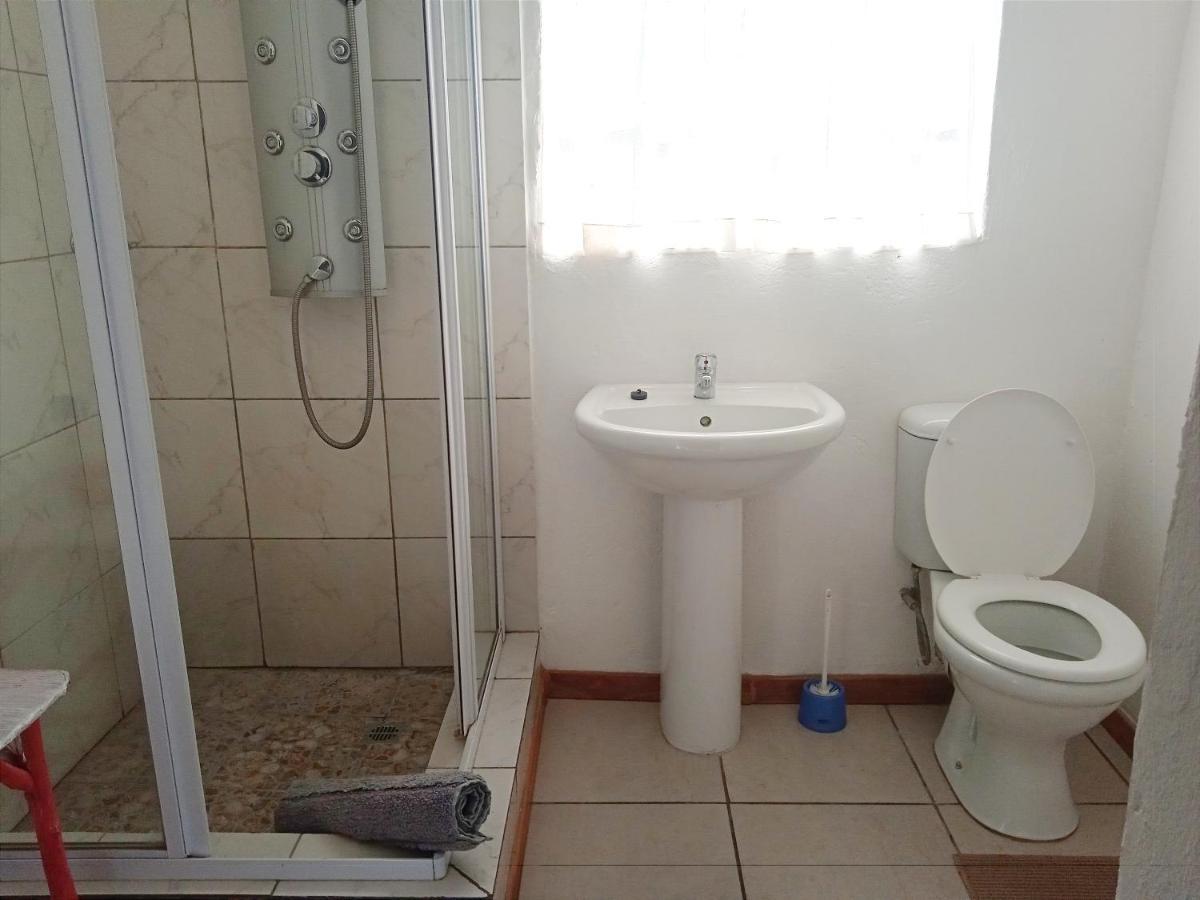 Rheola'S Guest Cottage Harrismith ภายนอก รูปภาพ